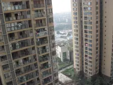 大渡口区步行街旁 大三房 带装修家具家电