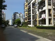 小区中间位置,采光好,离地铁近。