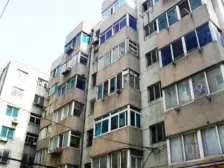 经营中门头房。地理位置好。适合各种经营