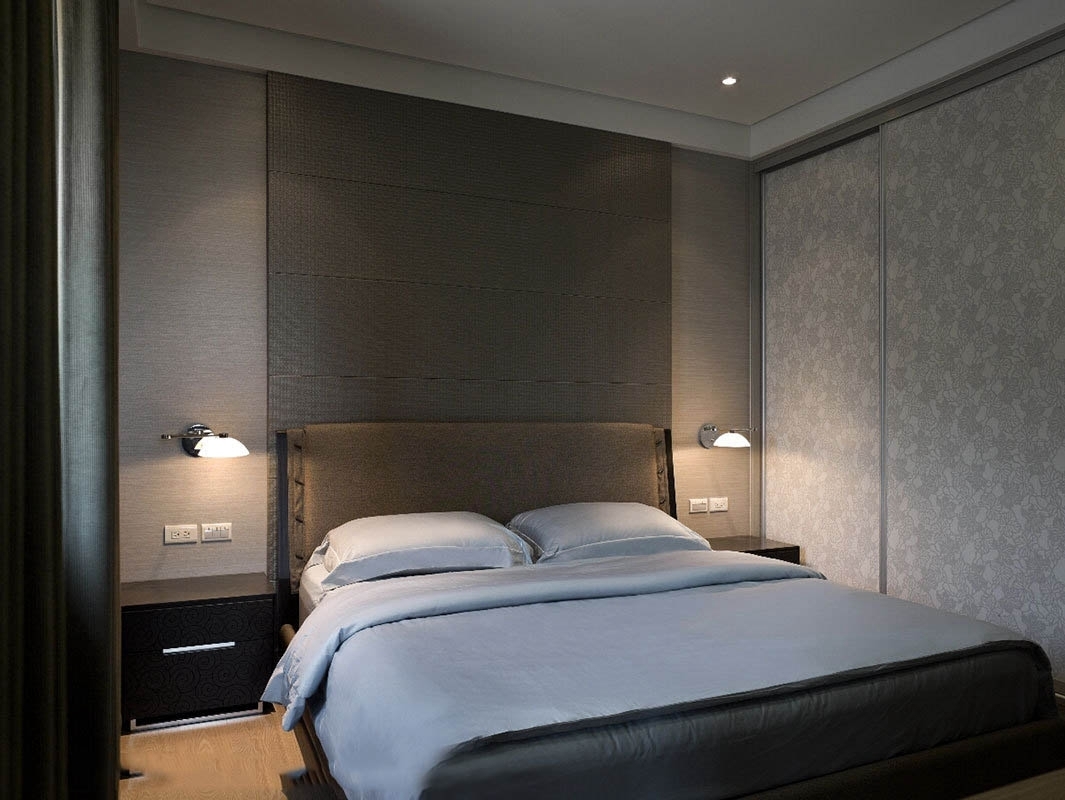床头板运用编织人造皮手法,在两旁壁灯的灯光营造下,带来温润又温馨的