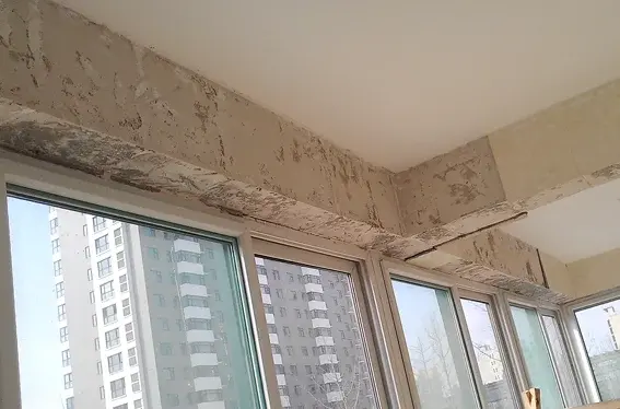 阳台贴好的瓷砖鼓起裂缝 现已基本掉落