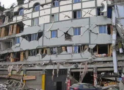 遭遇地震的楼房