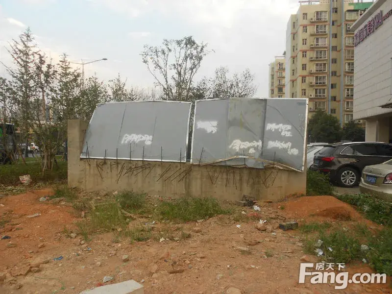 这个是长沙银行前面的出入口,外面被东西挡住了,不过还是能看到