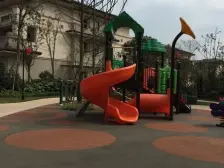 此房满两年,产权清晰,诚心出售。带花园,车位。