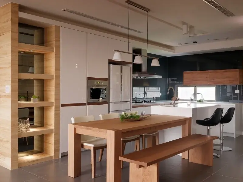 厨房内空间开敞,内外通透,在空间平面设计中追求不受承重墙限制的自由