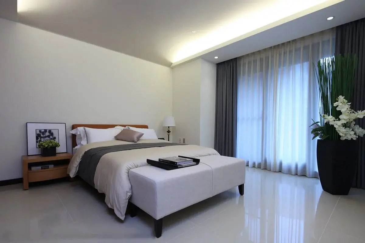 主卧室的天花以弧顶设计搭配横梁处的间接照明,让空间视觉感有向上